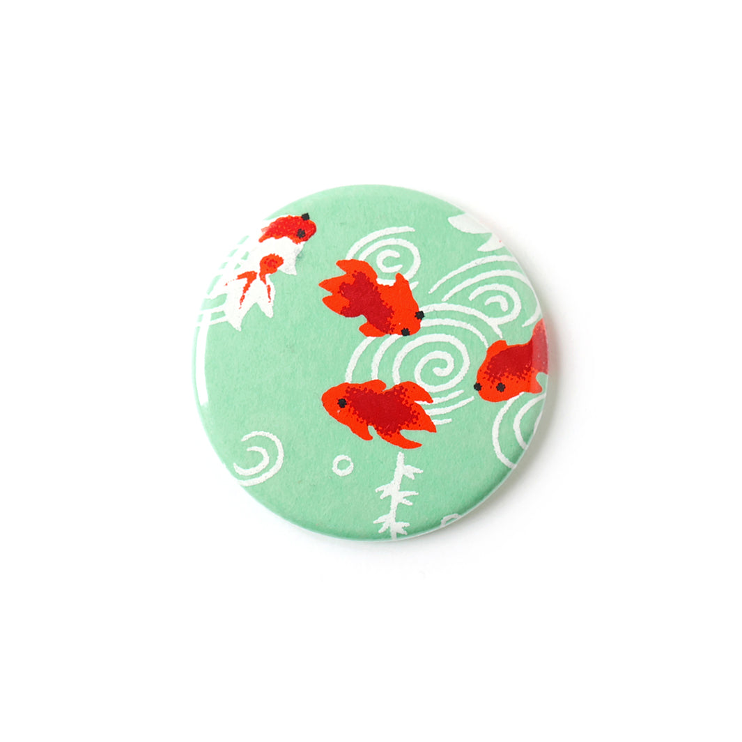 photo packshot du recto de l'aimant en papier japonais de 45mm de diamètre aux motifs de poissons rouges et blancs sur fond vert d'eau (M008) adeline klam