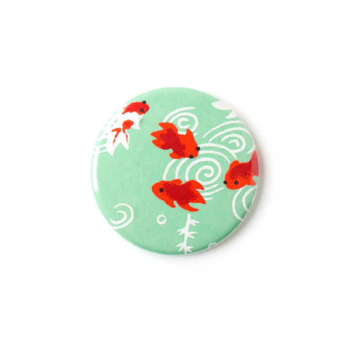 photo packshot du recto de l'aimant en papier japonais de 45mm de diamètre aux motifs de poissons rouges et blancs sur fond vert d'eau (M008) adeline klam