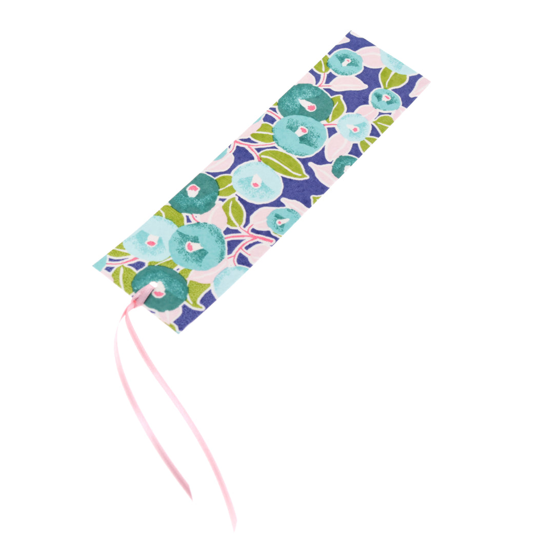 photo packshot du recto du marque-page en papier japonais au motif de camélias dans les tons bleus, verts, roses et violet (M801) adeline klam