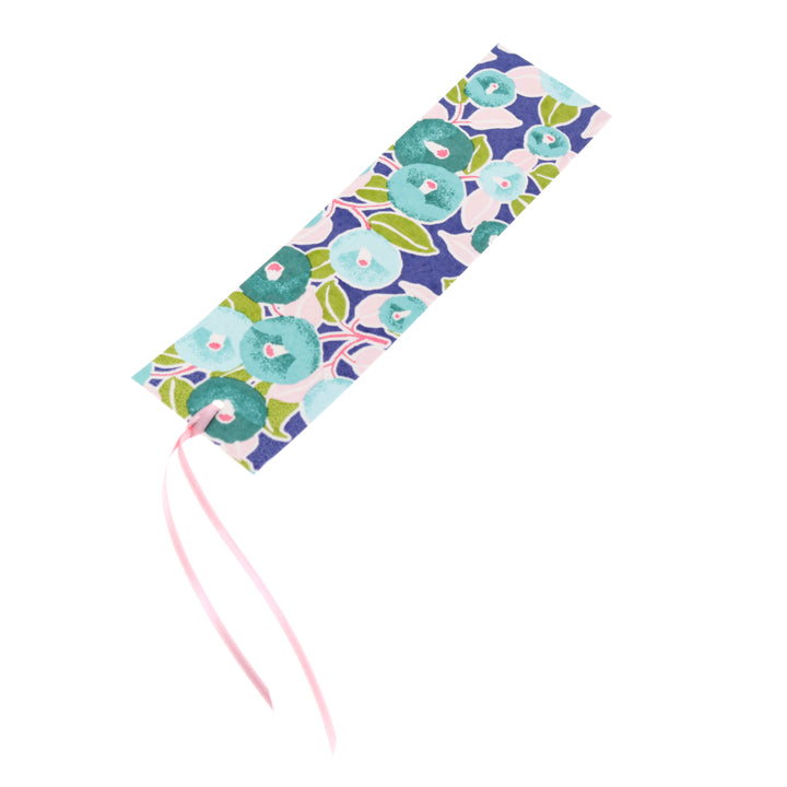 photo packshot du recto du marque-page en papier japonais au motif de camélias dans les tons bleus, verts, roses et violet (M801) adeline klam