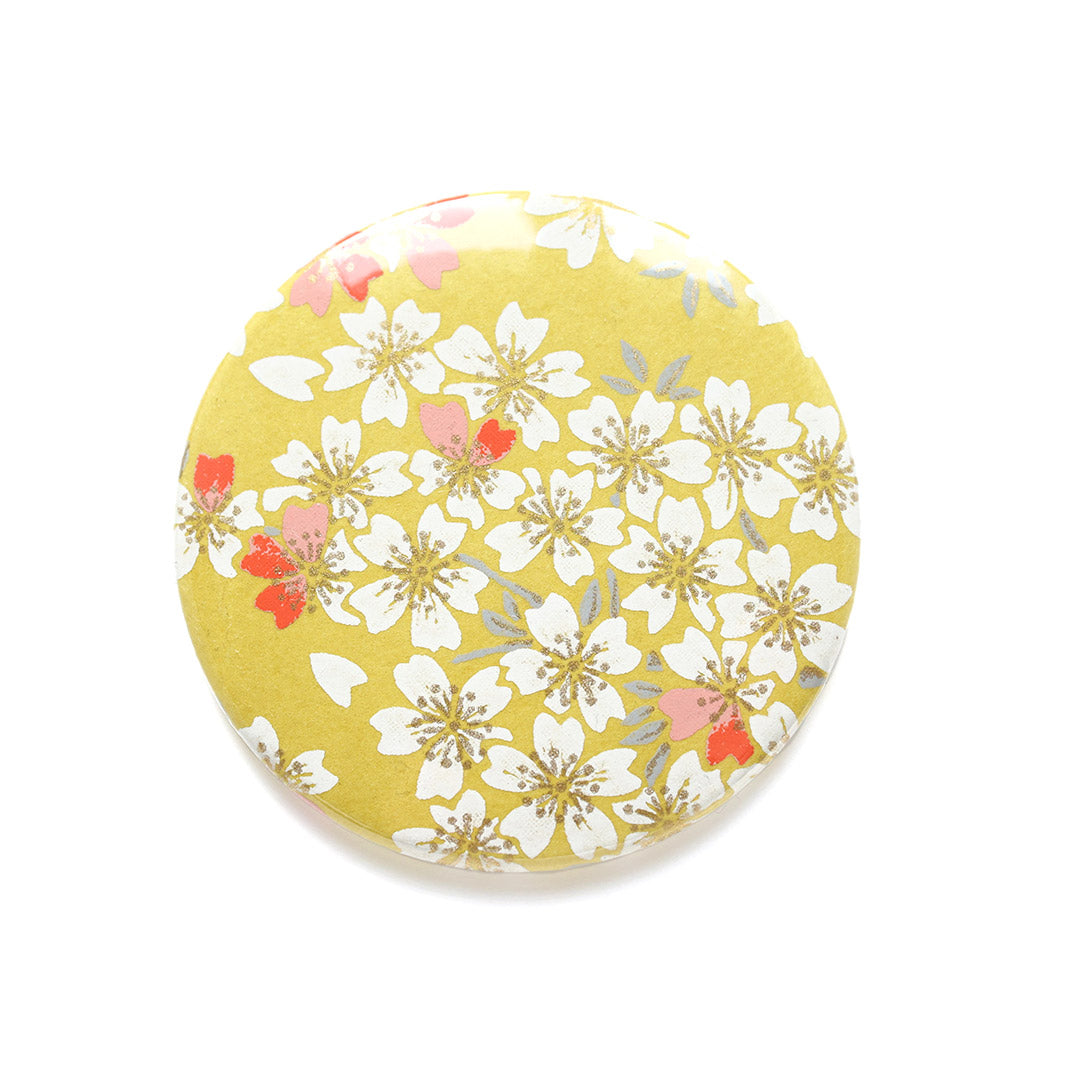photo packshot du recto d'un miroir de poche tapissé d'un papier japonais au motif de fleurs de prunier dans les tons jaune moutarde, corail et rose M654 adeline klam