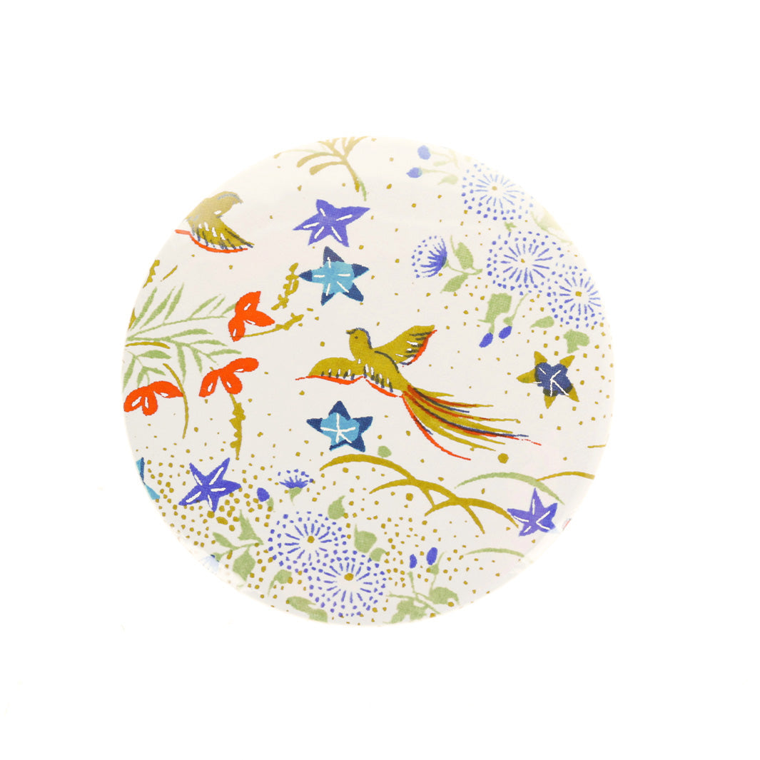 photo packshot du recto du miroir de poche tapissé de papier japonais aux motifs de fleurs, d'oiseaux et de papillons dans les tons blanc crème, rouge orangé, bleus mauve et verts (M1002) adeline klam