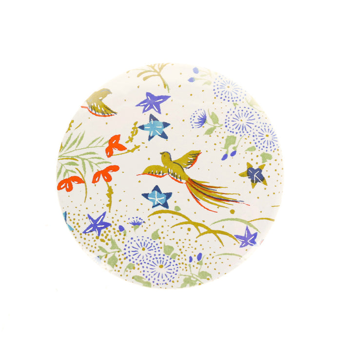 photo packshot du recto du miroir de poche tapissé de papier japonais aux motifs de fleurs, d'oiseaux et de papillons dans les tons blanc crème, rouge orangé, bleus mauve et verts (M1002) adeline klam