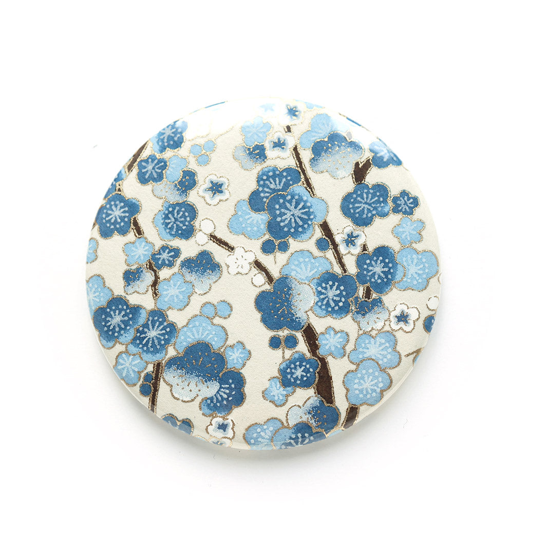 photo packshot du recto d'un miroir de poche tapissé d'un papier japonais au motif de fleurs de prunier dans les tons blanc crème, bleu clair et foncé M425 adeline klam