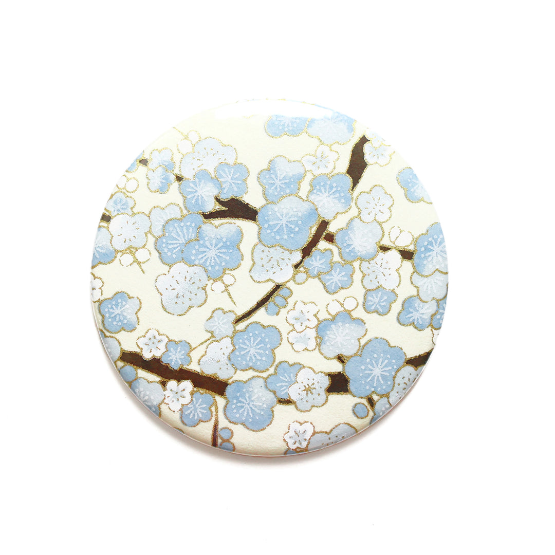 photo packshot du recto d'un miroir de poche tapissé d'un papier japonais au motif de fleurs de prunier dans les tons blanc crème, bleu clair et marron foncé (M434) adeline klam
