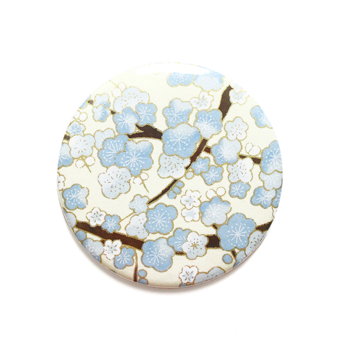 photo packshot du recto d'un miroir de poche tapissé d'un papier japonais au motif de fleurs de prunier dans les tons blanc crème, bleu clair et marron foncé (M434) adeline klam