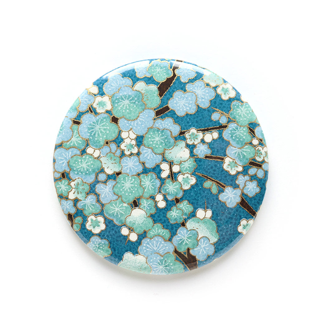 photo packshot du recto d'un miroir de poche tapissé d'un papier japonais au motif de fleurs de prunier dans les tons bleu foncé, bleu ciel et vert d'eau M448 adeline klam