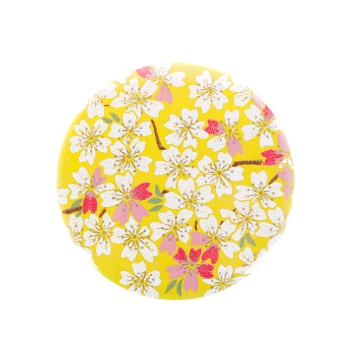 photo packshot du recto du miroir de poche tapissé de papier japonais aux motifs de fleurs de cerisier dans les tons jaune d'or, rose clair et fuschia (M364) adeline klam