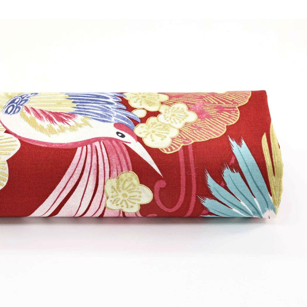 photo packshot du rouleau du tissu japonais aux motifs d'oiseaux, de fleurs de prunier et de pins dans les tons rouges, jaunes, verts, bleus et roses T546