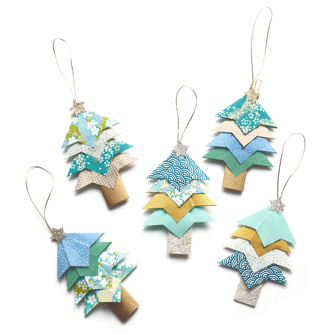 photo packshot des sapins montés du kit sapins à suspendre dans les tons bleus, verts et dorés « forêt » adeline klam