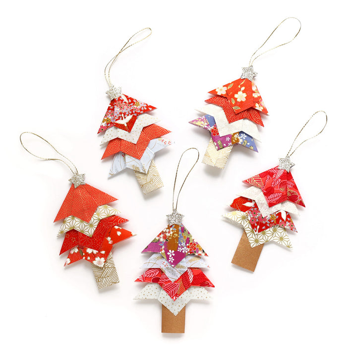 photo packshot des sapins montés du kit sapins à suspendre dans les tons rouge orange, violets, blanc et dorés « kokeshi » adeline klam