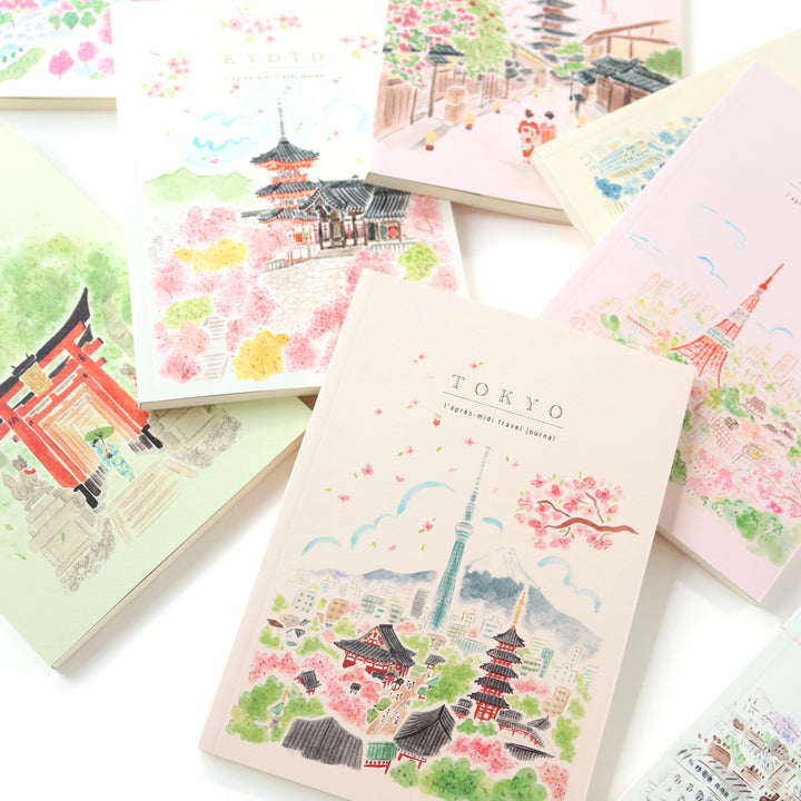 photo packshot de la sélection de carnets de voyage format A5 illustrés de vues de tokyo, kyoto et paris de la collection l'après-midi de pansydaisy