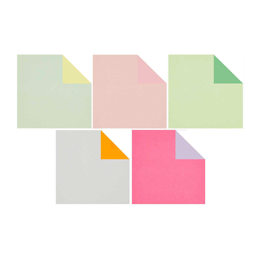 photo packshot de la sélection de couleurs du set de 100 papiers origami unis bicolores dans des tons pastels de 15cm par 15cm rico design
