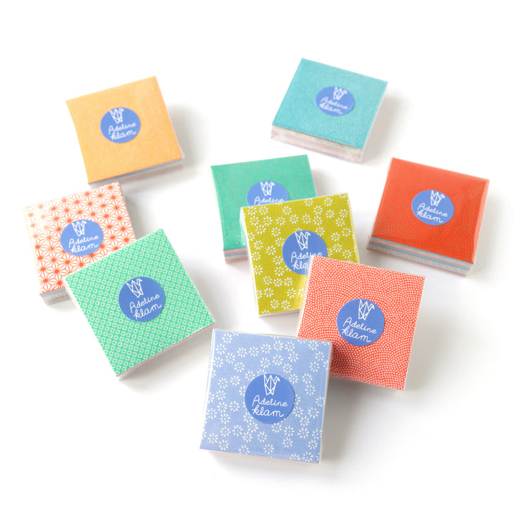 photo packshot de sets de 100 carrés de papiers japonais adeline klam de 6cm par 6cm dans des tons multicolores « mini motifs »