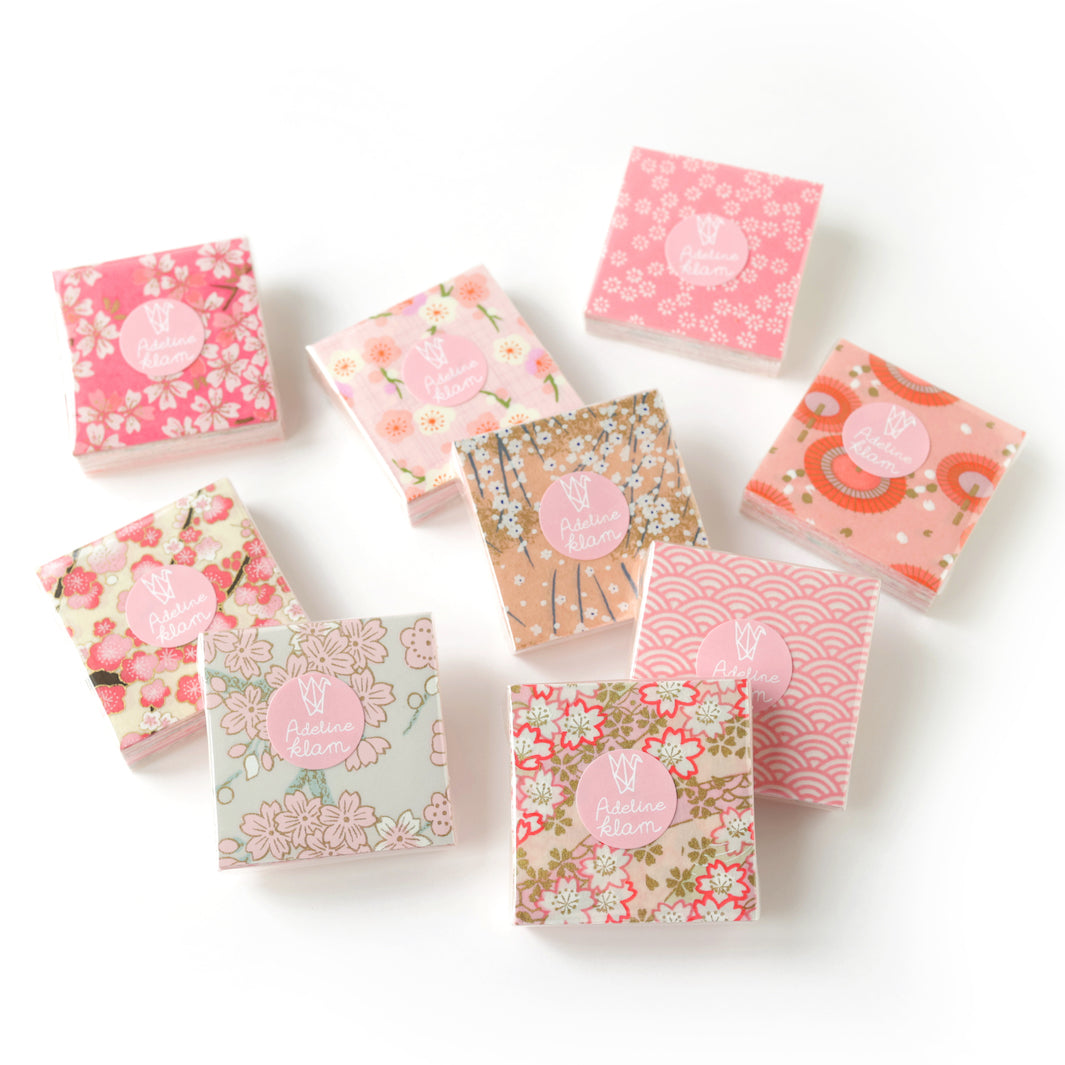 photo packshot de sets de 100 carrés de papiers japonais adeline klam de 6cm par 6cm dans les tons rose clair, rose pâle, corail, blanc crème et dorés « sakura »