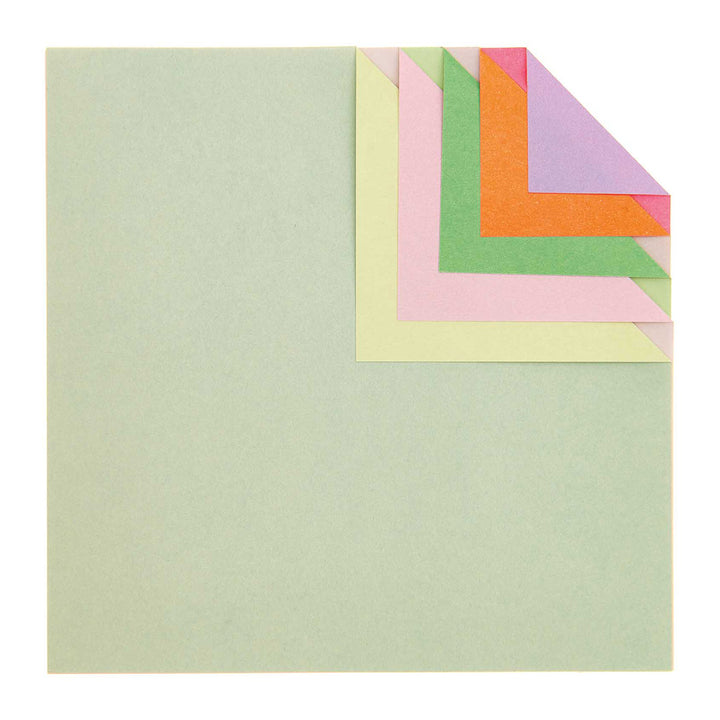 photo packshot du set de 100 papiers origami unis bicolores dans des tons pastels de 15cm par 15cm rico design