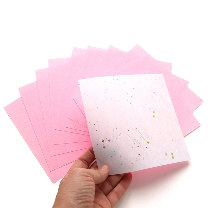 photo packshot de la texture des papiers du set de 30 papiers origami unis texturés façon unryu et bicolore rose de 15cm par 15cm koma