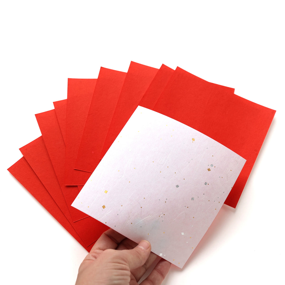 photo packshot de la texture des papiers du set de 30 papiers origami unis texturés façon unryu et bicolore rouge de 15cm par 15cm koma