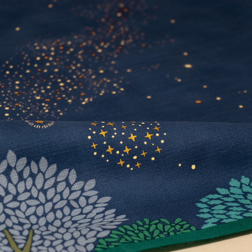 photo packshot de la texture du tissu du furoshiki au motif de forêt étoilée dans les tons bleu marine et turquoise, verts et violet lavande adeline x musubi en 70cm par 70cm