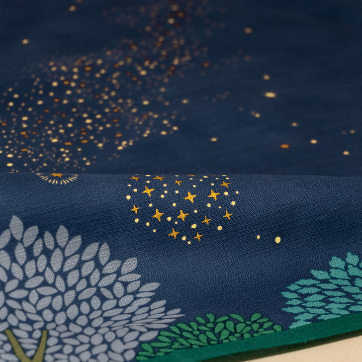 photo packshot de la texture du tissu du furoshiki au motif de forêt étoilée dans les tons bleu marine et turquoise, verts et violet lavande adeline x musubi en 70cm par 70cm