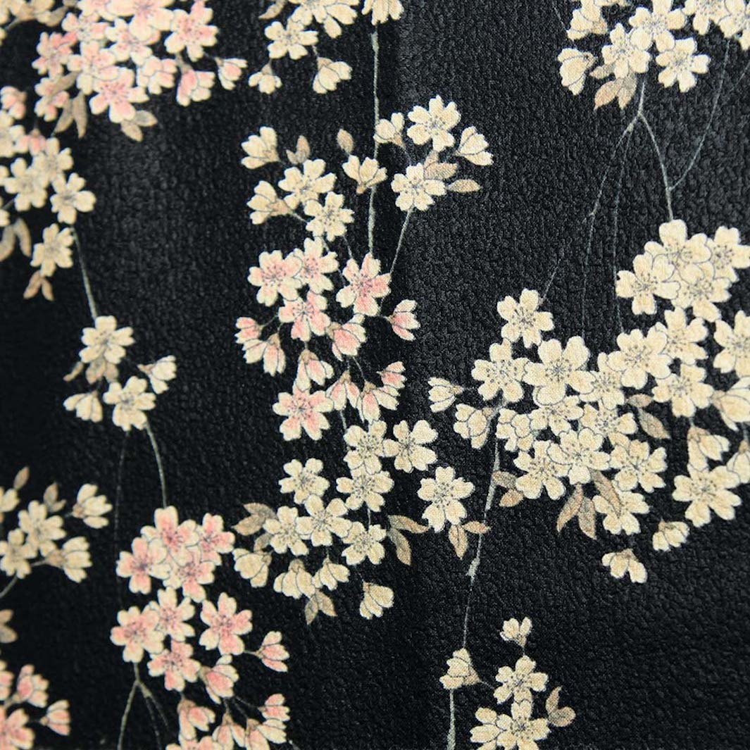 photo packshot du tissu japonais aux motifs de fines branches de fleurs de cerisier dans les tons noirs, crème et rose clair T333