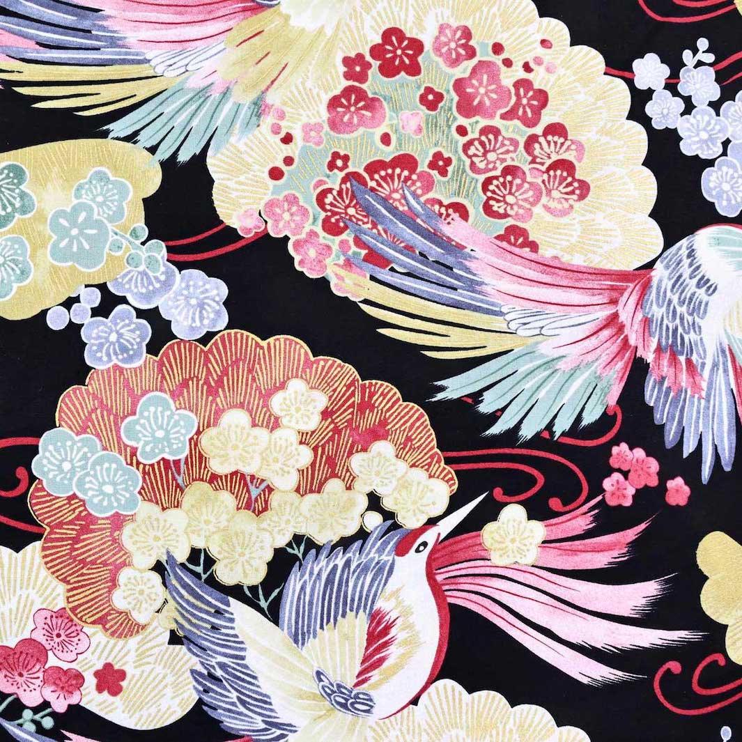 photo packshot du tissu japonais aux motifs d'oiseaux, de fleurs de prunier et de pins dans les tons noirs, rouges, jaunes, verts et bleus T545