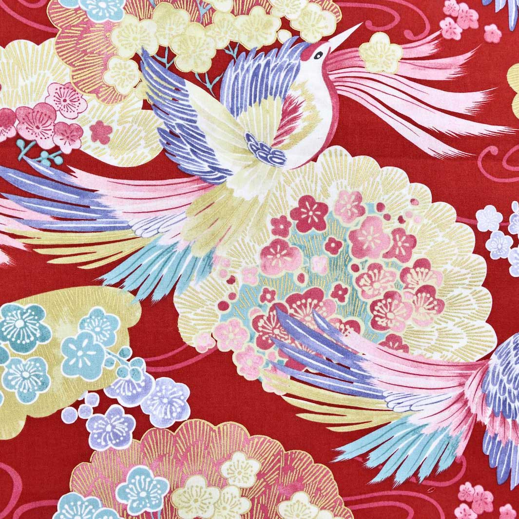 photo packshot du tissu japonais aux motifs d'oiseaux, de fleurs de prunier et de pins dans les tons rouges, jaunes, verts, bleus et roses T546