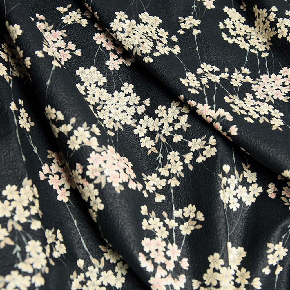 photo packshot du tombé du tissu japonais aux motifs de fines branches de fleurs de cerisier dans les tons noirs, crème et rose clair T333