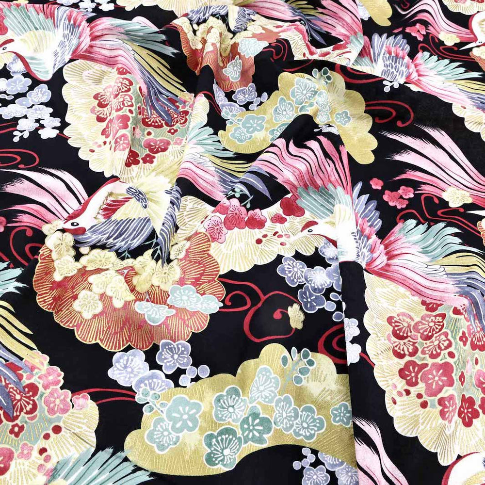 photo packshot du tombé du tissu japonais aux motifs d'oiseaux, de fleurs de prunier et de pins dans les tons noirs, rouges, jaunes, verts et bleus T545