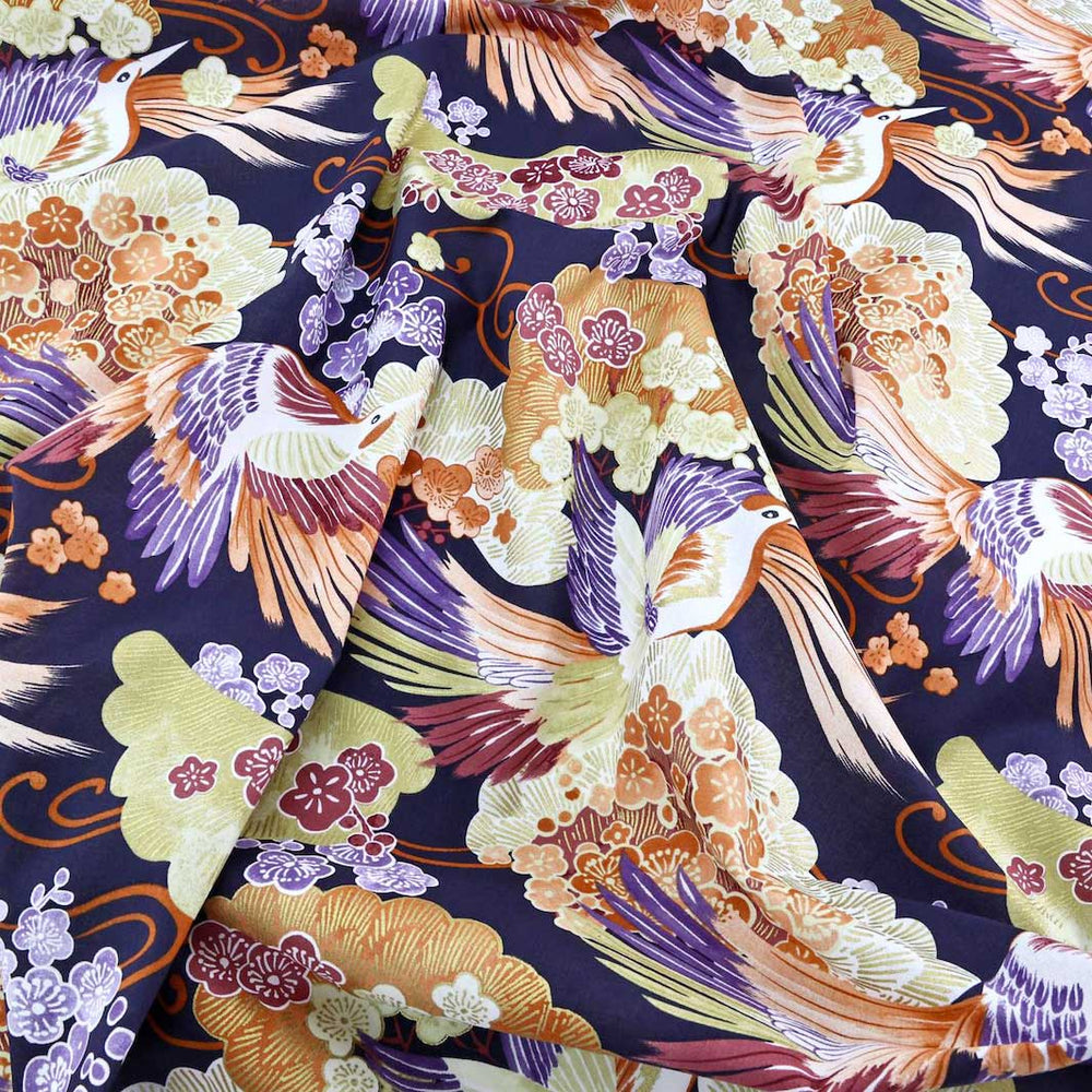 photo packshot du tombé du tissu japonais aux motifs d'oiseaux, de fleurs de prunier et de pins dans les tons violets, orange, jaunes et prune T544