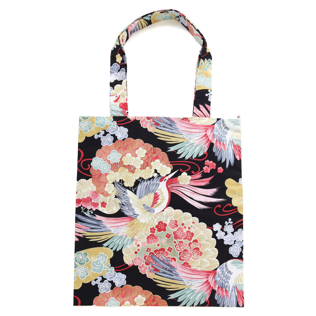 photo packshot du tote bag en tissus japonais aux motifs d'oiseaux, de fleurs de prunier et de pins dans les tons noirs, rouges, jaunes, verts et bleus adeline klam