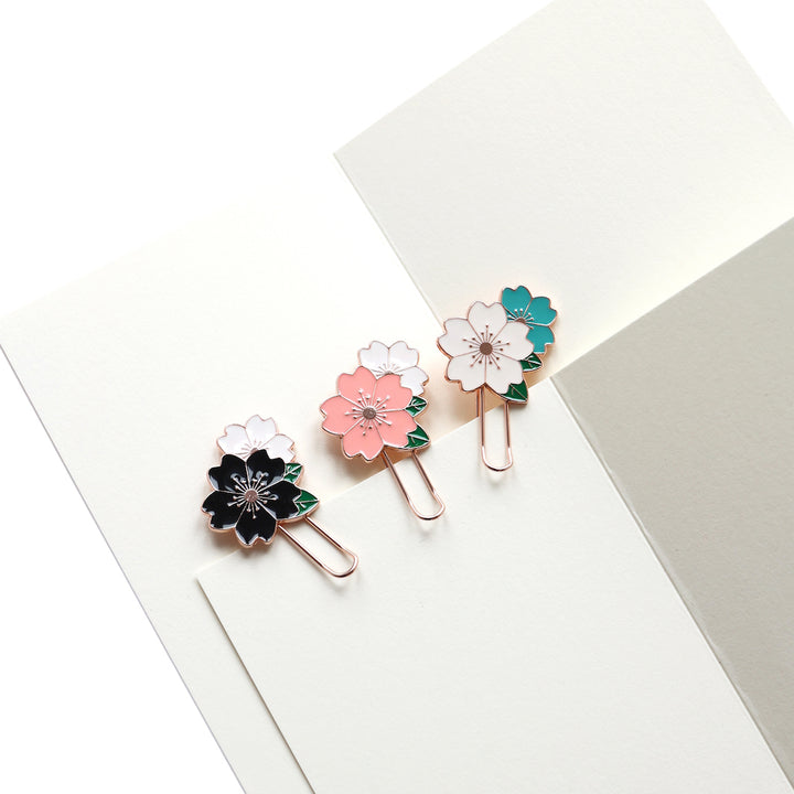 photo packshot de l'utilisation des marque-page trombone or rose décorés de fleurs de cerisier