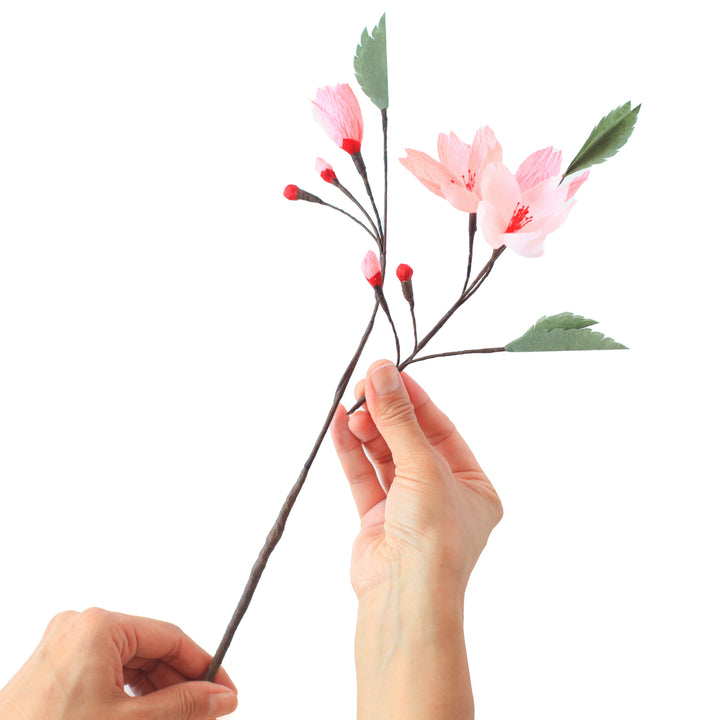 photo packshot d'un exemple d'utilisation des tiges épaisses pour la fabrication de branches de fleurs de cerisier en crépon adeline klam