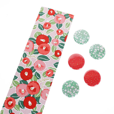 photo packshot avec une vue de biais du pêle-mêle tapissé du papier japonais aux motifs de camélias dans les tons rouges, roses et verts M722 adeline klam
