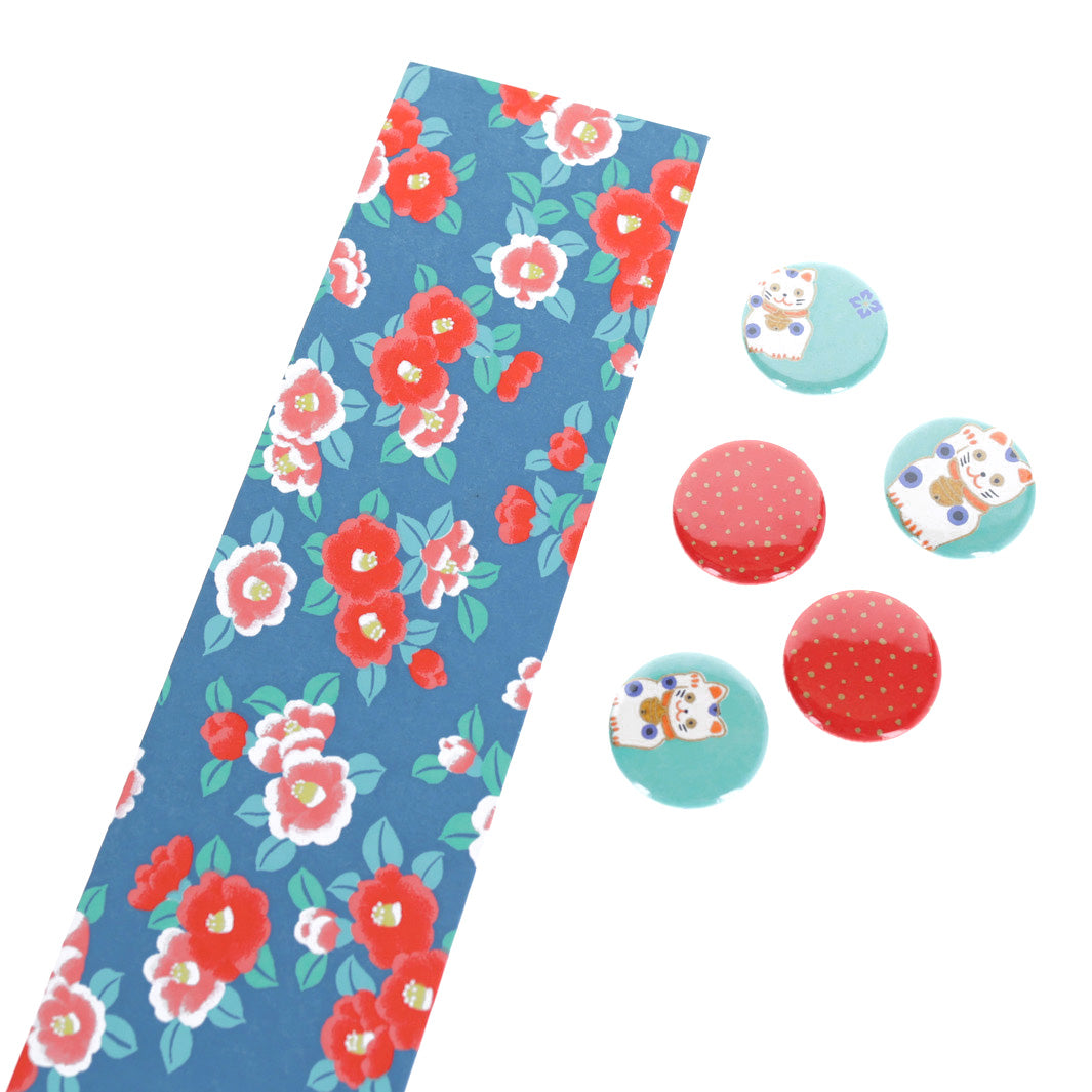 photo packshot avec une vue de biais du pêle-mêle tapissé du papier japonais aux motifs de camélias dans les tons bleu foncé, rouge orangé, roses et vert d'eau M956 adeline klam