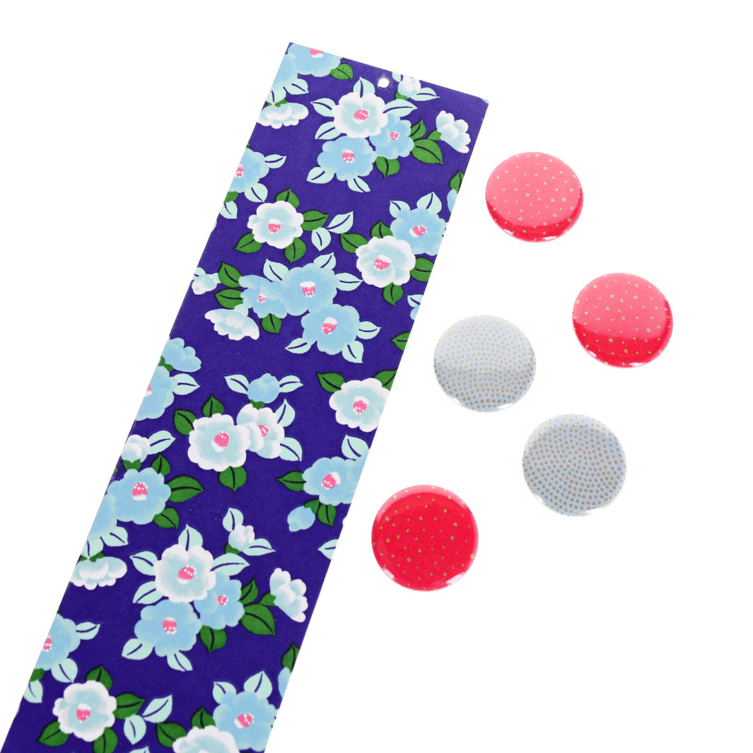 photo packshot avec une vue de biais du pêle-mêle tapissé du papier japonais aux motifs de camélias dans les tons bleus, violets et verts M955 adeline klam