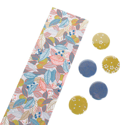 photo packshot avec une vue de biais du pêle-mêle tapissé du papier japonais aux motifs de feuilles, de baies et de fruits dans les tons rose pâle, bleu gris et jaune coing M896 adeline klam