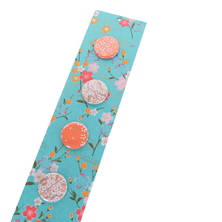 photo packshot avec une vue de biais du pêle-mêle tapissé du papier japonais aux motifs fleuris turquoise M380 adeline klam