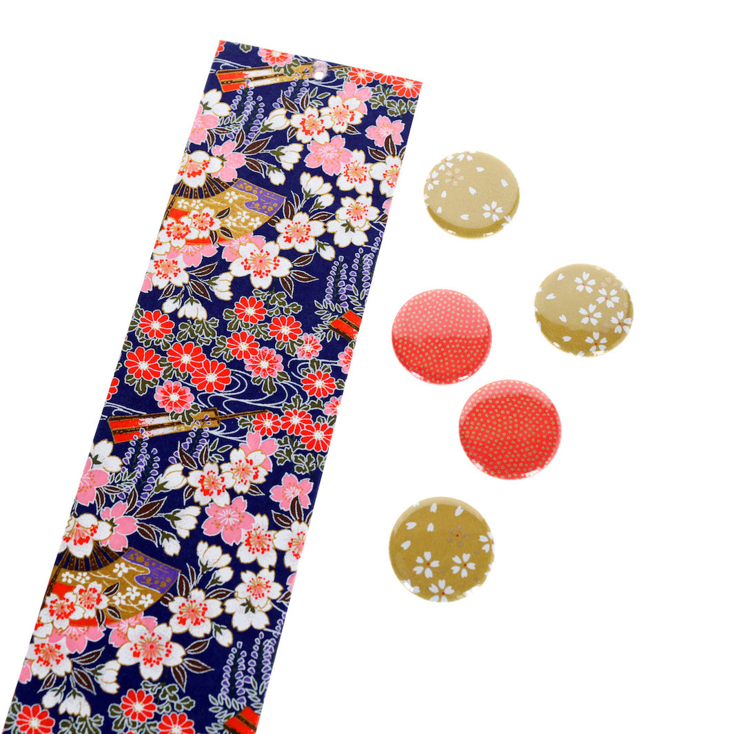 photo packshot avec une vue de biais du pêle-mêle tapissé du papier japonais aux motifs de fleurs de cerisier, de chrysanthèmes, de glycines et d'éventails dans les tons violets, roses, blancs et rouges M908 adeline klam