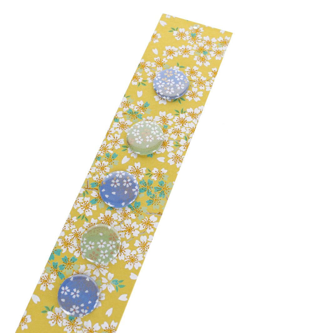 photo packshot avec une vue de biais du pêle-mêle tapissé du papier japonais aux motifs de fleurs de cerisier dans les tons blancs, vert d'eau, bleu turquoise et jaune moutarde M578 adeline klam