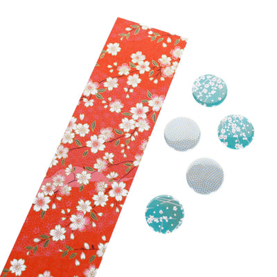 photo packshot avec une vue de biais du pêle-mêle tapissé du papier japonais aux motifs de fleurs de cerisier et de dessins variés blanc crème, rose clair et rouge orangé M385 adeline klam