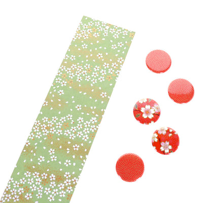photo packshot avec une vue de biais du pêle-mêle tapissé du papier japonais aux motifs de fleurs au vent vert amande M984 adeline klam