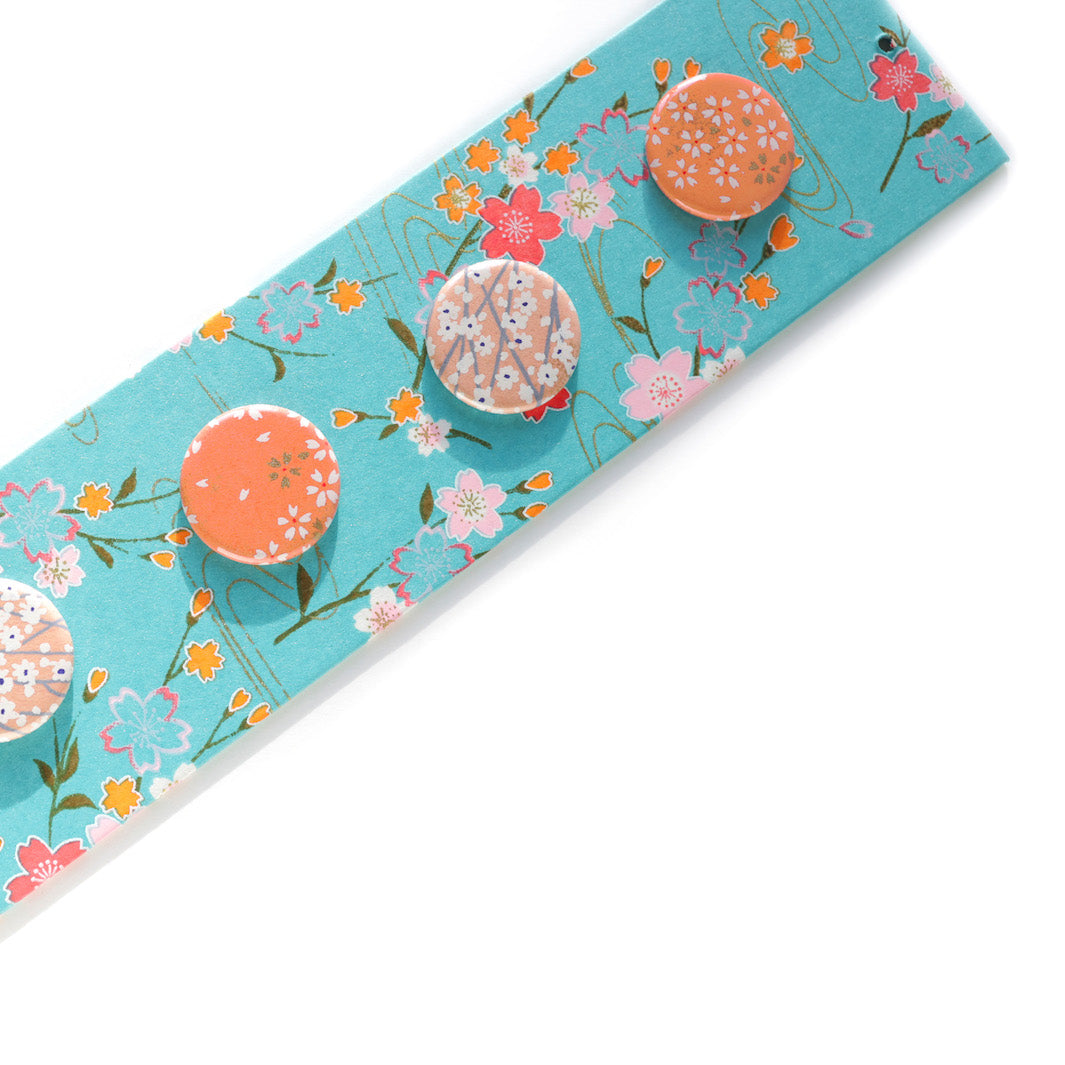 photo packshot avec une vue d'un détail du pêle-mêle tapissé du papier japonais aux motifs fleuris turquoise M380 adeline klam