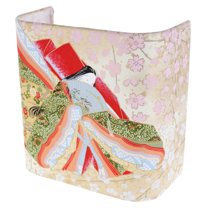 photo packshot avec une vue de face en biais d'une applique murale japonaise au motif de femmes en kimono dans les tons mordorés, rouges, verts, bleus et mauves