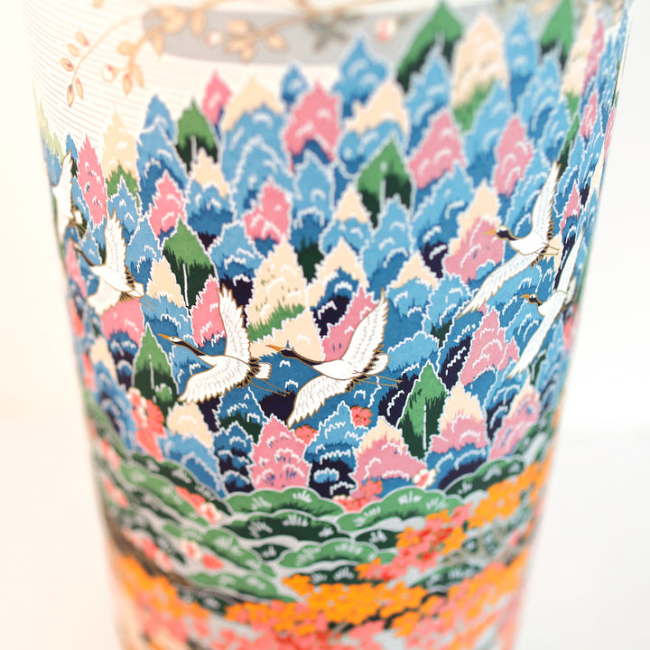 photo packshot avec une vue du centre d'une lampe à poser japonaise (taille xl) au motif de paysage japonais dans les tons bleus, verts, gris, noirs, orange et roses