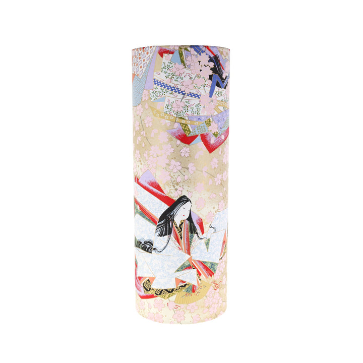 photo packshot avec une vue de face en biais d'une lampe à poser japonaise (taille m) au motif de femmes en kimono dans les tons mordorés, rouges, verts, bleus et mauves