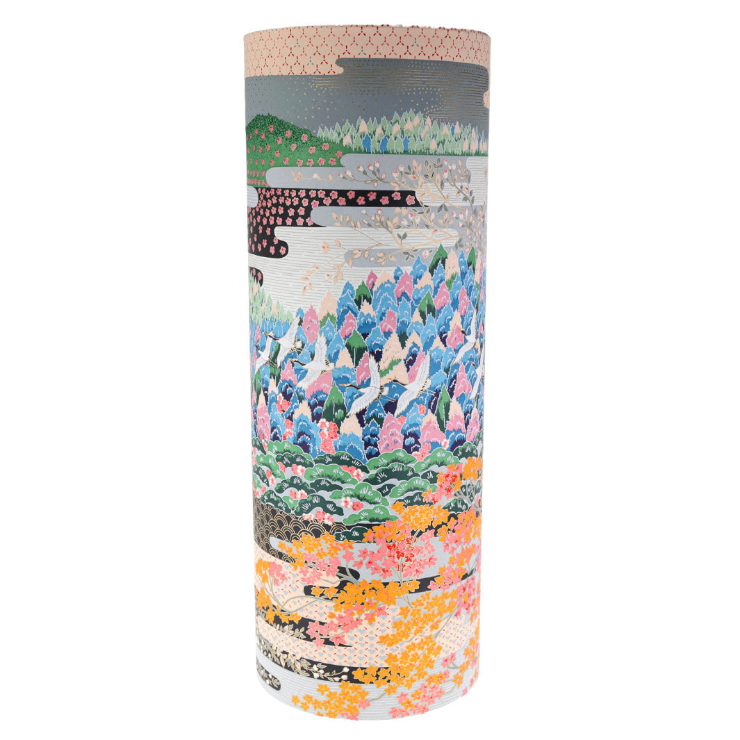 photo packshot avec une vue de face en biais d'une lampe à poser japonaise (taille xl) au motif de paysage japonais dans les tons bleus, verts, gris, noirs, orange et roses