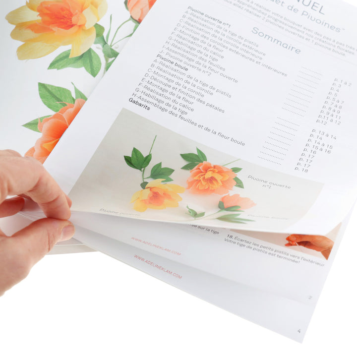 photo packshot d'un zoom du livret du kit bouquet de pivoines en crépon dans les tons jaunes, orange, saumons et verts adeline klam