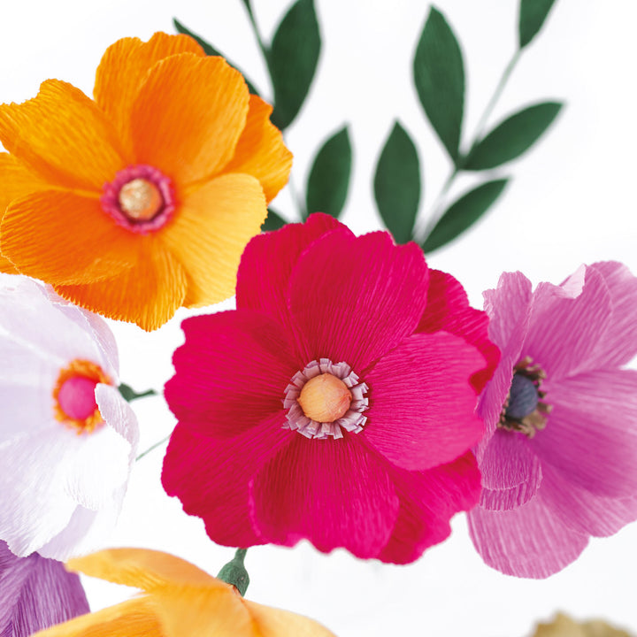 photo packshot zoomée du bouquet monté du kit bouquet d'anémones « esmeralda » orange, bleu canard, vert foncé, mauve, lilas et prune adeline klam