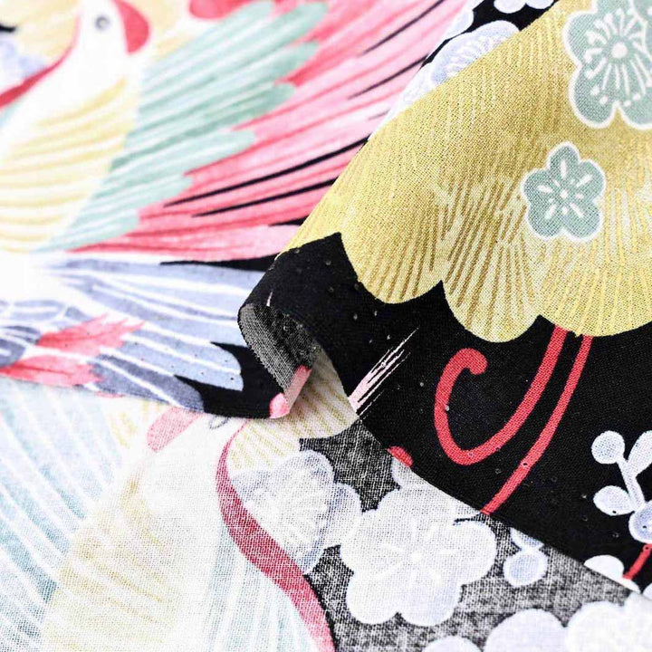 photo packshot zoomée d'un détail du tissu japonais aux motifs d'oiseaux, de fleurs de prunier et de pins dans les tons noirs, rouges, jaunes, verts et bleus T545